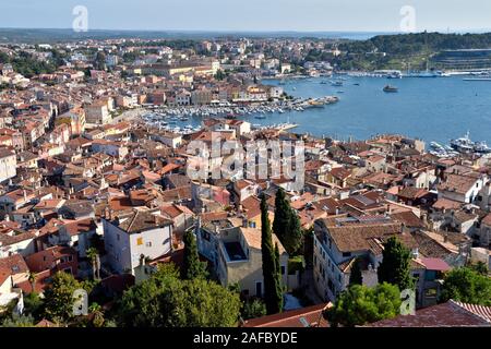 Blick von oben auf die katholische Kirche der hl. Euphemia Glockenturm über Hafen und Stadt Rovinj, Kroatien Stockfoto