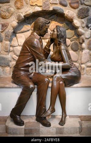 Richard Burton und Elizabeth Taylor Statue am Eingang zu Casa Kimberly in Puerto Vallarta, Jalisco, Mexiko. Bildhauer: Johannes Demetrio. Stockfoto