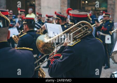 Italien, Verona, 31. Mai 2019: Eine militärische Trompeter spielt die Trompete auf einer Straße Leistung. Stockfoto