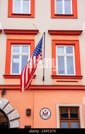 Krakau, Polen - Apr 30, 2019: Amerikanische Flagge auf der Fassade der Vereinigten Staaten Generalkonsulat Krakau im historischen Zentrum der Altstadt Stockfoto