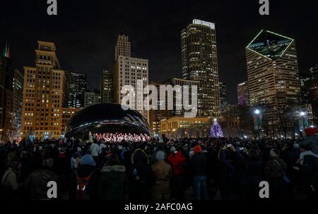 Chicago, USA. 13 Dez, 2019. Die Menschen genießen Weihnachtslieder im Millennium Park, Chicago, USA, am Dez. 13, 2019. Quelle: Joel Lerner/Xinhua/Alamy leben Nachrichten Stockfoto