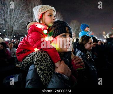 Chicago, USA. 13 Dez, 2019. Die Menschen genießen Weihnachtslieder im Millennium Park, Chicago, USA, am Dez. 13, 2019. Quelle: Joel Lerner/Xinhua/Alamy leben Nachrichten Stockfoto