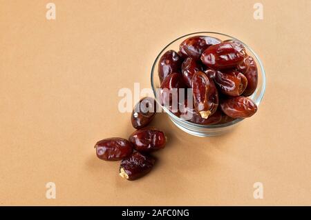 Termine in Glasschale. Trocknet Termine Obst Stockfoto