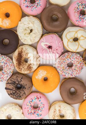 Einige frische Donuts (Ansicht von oben; Nahaufnahme) Stockfoto