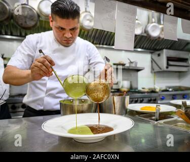 Restaurant Iguana Executive Chef Jesus Suastegui Vorbereitung Poblano Chiles und schwarze Bohnensuppe (Crema de Chile Poblano) im Casa Kimberly, Puerto Vallart Stockfoto