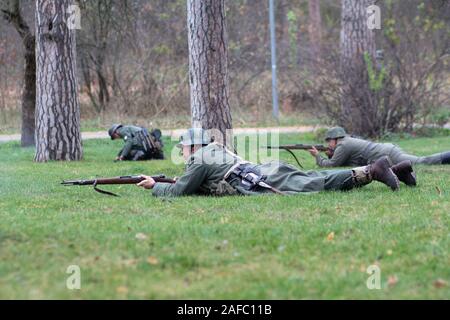 Vorzel, Ukraine - November 03, 2019: Männer in Form von Wehrmachtssoldaten während einer Schlacht showdown beim Festival der historischen Rekonstruktion Stockfoto