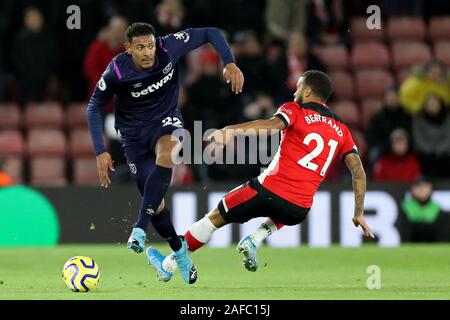 Southampton, Großbritannien. 14. Dez 2019. West Ham, Sebastien Haller erhält hinter Southampton defender Ryan Bertrand während der Premier League Match zwischen Southampton und West Ham United in der St. Mary's Stadium, Southampton am Samstag, den 14. Dezember 2019. (Credit: Jon Bromley | MI Nachrichten) das Fotografieren dürfen nur für Zeitung und/oder Zeitschrift redaktionelle Zwecke verwendet werden, eine Lizenz für die gewerbliche Nutzung Kreditkarte erforderlich: MI Nachrichten & Sport/Alamy Live News Credit: MI Nachrichten & Sport/Alamy leben Nachrichten Stockfoto