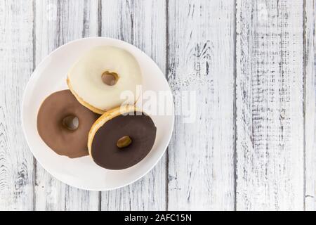 Einige frische Donuts (Ansicht von oben; Nahaufnahme) Stockfoto