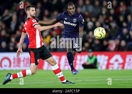 Southampton, Großbritannien. 14. Dez 2019. Southampton defender Jack Stephens versucht, einen Schuß von Michail Antonio während der Premier League Match zwischen Southampton und West Ham United in der St. Mary's Stadium, Southampton am Samstag zu blockieren 14. Dezember 2019. (Credit: Jon Bromley | MI Nachrichten) das Fotografieren dürfen nur für Zeitung und/oder Zeitschrift redaktionelle Zwecke verwendet werden, eine Lizenz für die gewerbliche Nutzung Kreditkarte erforderlich: MI Nachrichten & Sport/Alamy Live News Credit: MI Nachrichten & Sport/Alamy leben Nachrichten Stockfoto