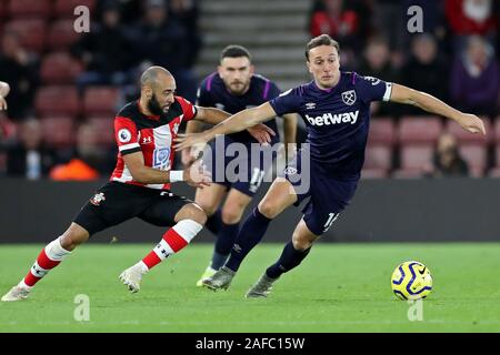 Southampton, Großbritannien. 14. Dez 2019. West Ham Mittelfeldspieler Mark Noble hält weg von Southampton Mittelfeldspieler Nathan Redmond während der Premier League Match zwischen Southampton und West Ham United in der St. Mary's Stadium, Southampton am Samstag, den 14. Dezember 2019. (Credit: Jon Bromley | MI Nachrichten) das Fotografieren dürfen nur für Zeitung und/oder Zeitschrift redaktionelle Zwecke verwendet werden, eine Lizenz für die gewerbliche Nutzung Kreditkarte erforderlich: MI Nachrichten & Sport/Alamy Live News Credit: MI Nachrichten & Sport/Alamy leben Nachrichten Stockfoto