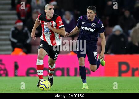 Southampton, Großbritannien. 14. Dez 2019. Southampton Mittelfeldspieler Oriol Romeu sucht nach einem Pass während der Premier League Match zwischen Southampton und West Ham United in der St. Mary's Stadium, Southampton am Samstag, den 14. Dezember 2019. (Credit: Jon Bromley | MI Nachrichten) das Fotografieren dürfen nur für Zeitung und/oder Zeitschrift redaktionelle Zwecke verwendet werden, eine Lizenz für die gewerbliche Nutzung Kreditkarte erforderlich: MI Nachrichten & Sport/Alamy Live News Credit: MI Nachrichten & Sport/Alamy leben Nachrichten Stockfoto