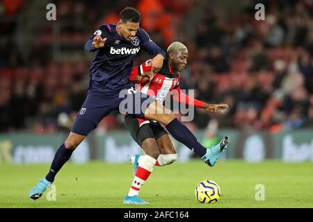 Southampton, Großbritannien. 14. Dez 2019. Southampton, Moussa Djenepo streite West Ham nach vorn Sebastien Haller während der Premier League Match zwischen Southampton und West Ham United in der St. Mary's Stadium, Southampton am Samstag, den 14. Dezember 2019. (Credit: Jon Bromley | MI Nachrichten) das Fotografieren dürfen nur für Zeitung und/oder Zeitschrift redaktionelle Zwecke verwendet werden, eine Lizenz für die gewerbliche Nutzung Kreditkarte erforderlich: MI Nachrichten & Sport/Alamy Live News Credit: MI Nachrichten & Sport/Alamy leben Nachrichten Stockfoto
