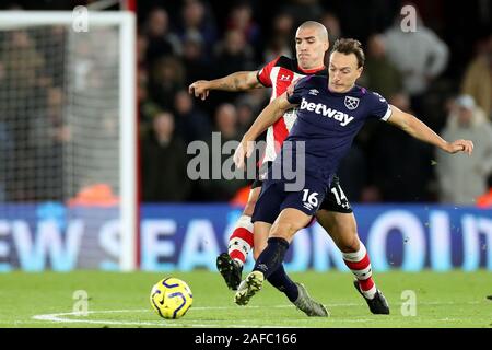 Southampton, Großbritannien. 14. Dez 2019. Southampton Mittelfeldspieler Oriol Romeu streite West Ham Mittelfeldspieler Mark Noble während der Premier League Match zwischen Southampton und West Ham United in der St. Mary's Stadium, Southampton am Samstag, den 14. Dezember 2019. (Credit: Jon Bromley | MI Nachrichten) das Fotografieren dürfen nur für Zeitung und/oder Zeitschrift redaktionelle Zwecke verwendet werden, eine Lizenz für die gewerbliche Nutzung Kreditkarte erforderlich: MI Nachrichten & Sport/Alamy Live News Credit: MI Nachrichten & Sport/Alamy leben Nachrichten Stockfoto