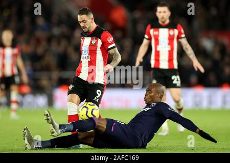 Southampton, Großbritannien. 14. Dez 2019. West Ham defender Angelo Ogbonna Bausteine Southampton vorwärts Danny Ings während der Premier League Match zwischen Southampton und West Ham United in der St. Mary's Stadium, Southampton am Samstag, den 14. Dezember 2019. (Credit: Jon Bromley | MI Nachrichten) das Fotografieren dürfen nur für Zeitung und/oder Zeitschrift redaktionelle Zwecke verwendet werden, eine Lizenz für die gewerbliche Nutzung Kreditkarte erforderlich: MI Nachrichten & Sport/Alamy Live News Credit: MI Nachrichten & Sport/Alamy leben Nachrichten Stockfoto
