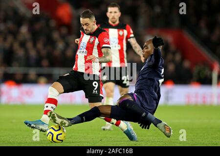 Southampton, Großbritannien. 14. Dez 2019. West Ham defender Angelo Ogbonna packt Southampton vorwärts Danny Ings während der Premier League Match zwischen Southampton und West Ham United in der St. Mary's Stadium, Southampton am Samstag, den 14. Dezember 2019. (Credit: Jon Bromley | MI Nachrichten) das Fotografieren dürfen nur für Zeitung und/oder Zeitschrift redaktionelle Zwecke verwendet werden, eine Lizenz für die gewerbliche Nutzung Kreditkarte erforderlich: MI Nachrichten & Sport/Alamy Live News Credit: MI Nachrichten & Sport/Alamy leben Nachrichten Stockfoto