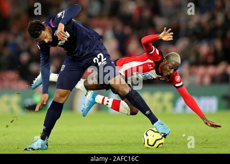 Southampton, Großbritannien. 14. Dez 2019. Southampton, Moussa Djenepo packt West Ham nach vorn Sebastien Haller während der Premier League Match zwischen Southampton und West Ham United in der St. Mary's Stadium, Southampton am Samstag, den 14. Dezember 2019. (Credit: Jon Bromley | MI Nachrichten) das Fotografieren dürfen nur für Zeitung und/oder Zeitschrift redaktionelle Zwecke verwendet werden, eine Lizenz für die gewerbliche Nutzung Kreditkarte erforderlich: MI Nachrichten & Sport/Alamy Live News Credit: MI Nachrichten & Sport/Alamy leben Nachrichten Stockfoto