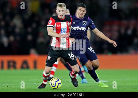 Southampton, Großbritannien. 14. Dez 2019. West Ham Mittelfeldspieler Pablo Fornals streite Southampton Mittelfeldspieler James Ward-Prowse während der Premier League Match zwischen Southampton und West Ham United in der St. Mary's Stadium, Southampton am Samstag, den 14. Dezember 2019. (Credit: Jon Bromley | MI Nachrichten) das Fotografieren dürfen nur für Zeitung und/oder Zeitschrift redaktionelle Zwecke verwendet werden, eine Lizenz für die gewerbliche Nutzung Kreditkarte erforderlich: MI Nachrichten & Sport/Alamy Live News Credit: MI Nachrichten & Sport/Alamy leben Nachrichten Stockfoto