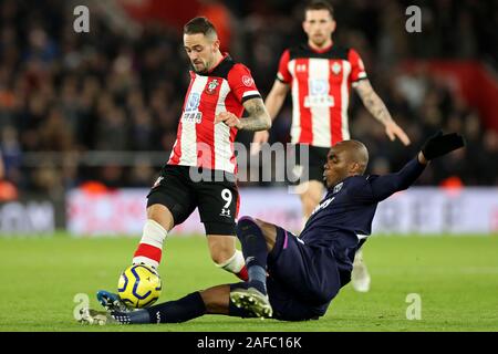 Southampton, Großbritannien. 14. Dez 2019. West Ham defender Angelo Ogbonna packt Southampton vorwärts Danny Ings während der Premier League Match zwischen Southampton und West Ham United in der St. Mary's Stadium, Southampton am Samstag, den 14. Dezember 2019. (Credit: Jon Bromley | MI Nachrichten) das Fotografieren dürfen nur für Zeitung und/oder Zeitschrift redaktionelle Zwecke verwendet werden, eine Lizenz für die gewerbliche Nutzung Kreditkarte erforderlich: MI Nachrichten & Sport/Alamy Live News Credit: MI Nachrichten & Sport/Alamy leben Nachrichten Stockfoto