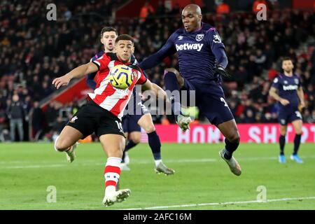 Southampton, Großbritannien. 14. Dez 2019. West Ham defender Angelo Ogbonna Bausteine Southampton vorwärts Che Adams während der Premier League Match zwischen Southampton und West Ham United in der St. Mary's Stadium, Southampton am Samstag, den 14. Dezember 2019. (Credit: Jon Bromley | MI Nachrichten) das Fotografieren dürfen nur für Zeitung und/oder Zeitschrift redaktionelle Zwecke verwendet werden, eine Lizenz für die gewerbliche Nutzung Kreditkarte erforderlich: MI Nachrichten & Sport/Alamy Live News Credit: MI Nachrichten & Sport/Alamy leben Nachrichten Stockfoto