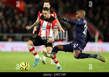Southampton, Großbritannien. 14. Dez 2019. West Ham defender Angelo Ogbonna packt Southampton vorwärts Danny Ings während der Premier League Match zwischen Southampton und West Ham United in der St. Mary's Stadium, Southampton am Samstag, den 14. Dezember 2019. (Credit: Jon Bromley | MI Nachrichten) das Fotografieren dürfen nur für Zeitung und/oder Zeitschrift redaktionelle Zwecke verwendet werden, eine Lizenz für die gewerbliche Nutzung Kreditkarte erforderlich: MI Nachrichten & Sport/Alamy Live News Credit: MI Nachrichten & Sport/Alamy leben Nachrichten Stockfoto