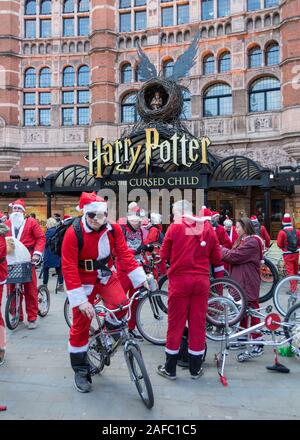 London, England, UK. 14. Dezember 2019. BMXLife's 5 Santa Kreuzfahrt mit Hilfe von Evelina Children's Hospital in Cambridge Circus in London © Benjamin John/Alamy Leben Nachrichten. Stockfoto