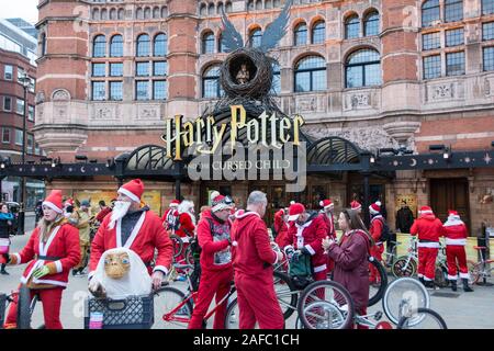 London, England, UK. 14. Dezember 2019. BMXLife's 5 Santa Kreuzfahrt mit Hilfe von Evelina Children's Hospital in Cambridge Circus in London © Benjamin John/Alamy Leben Nachrichten. Stockfoto