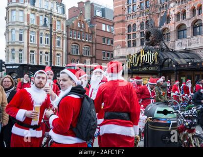 London, England, UK. 14. Dezember 2019. BMXLife's 5 Santa Kreuzfahrt mit Hilfe von Evelina Children's Hospital in Cambridge Circus in London © Benjamin John/Alamy Leben Nachrichten. Stockfoto