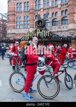 London, England, UK. 14. Dezember 2019. BMXLife's 5 Santa Kreuzfahrt mit Hilfe von Evelina Children's Hospital in Cambridge Circus in London © Benjamin John/Alamy Leben Nachrichten. Stockfoto