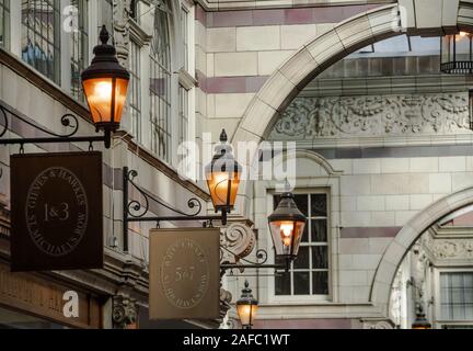 Die Promenade Eingang zur Grosvenor Einkaufszentrum, Chester, zeigt seine Edwardianische architektonisches Erbe Stockfoto