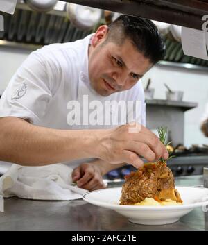 Restaurant Iguana Executive Chef Jesus Suastegui setzenden Abschluss auf eine Chamorro de Puerco (Schwein Schaft) Vorspeise im Casa Kimberly, Puerto Vallart Stockfoto