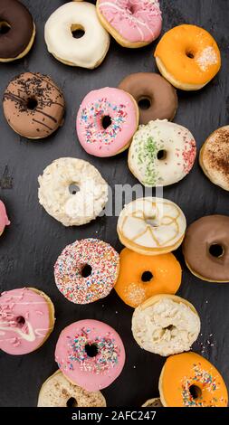 Einige frische Donuts (Ansicht von oben; Nahaufnahme) Stockfoto