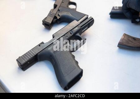 San Francisco, Ca, USA. 14 Dez, 2019. Eine GLOCK Pistole in von Menschen gehandelt während der jährlichen Gewehr kaufen - Zurück Veranstaltung ist in San Francisco, Kalifornien, Vereinigte Staaten am 14. Dezember 2019. Heute ist der 7. Jahrestag der Sandy Hook Massenerschießungen. Die Sandy Hook Elementary School shooting trat am 14. Dezember 2012, in Newtown, Connecticut, Vereinigte Staaten, wenn 20-jährige Adam Lanza schoß und tötete 26 Menschen, darunter 20 Kinder zwischen sechs und sieben Jahre alt, und sechs Mitarbeiter mit AR-15 style Gewehr und eine GLOCK Pistole. Credit: Sipa USA/Alamy leben Nachrichten Stockfoto