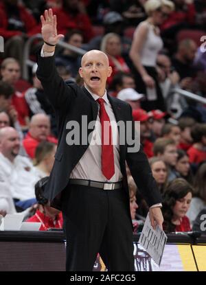 Louisville, USA. 14 Dez, 2019. Louisville Cardinals Head Coach Chris Mack reagiert auf seine Mannschaften spielen gegen die östlichen Kentucky während der ersten Hälfte des Spiels an der KFC Yum! Zentrum in Louisville, Kentucky, Samstag, 14. Dezember 2019. Foto von John Sommers II/UPI Quelle: UPI/Alamy leben Nachrichten Stockfoto