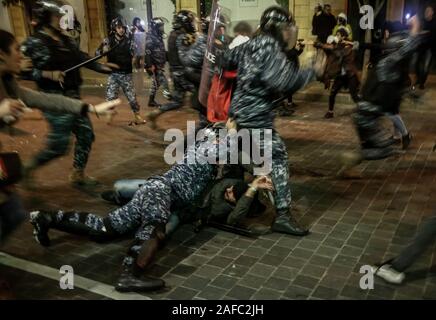 Beirut, Libanon. 14 Dez, 2019. Die libanesische Polizei verhaften ein Demonstrant bei Zusammenstößen in der Nähe der libanesischen Parlament Gebäude. Credit: Marwan Naamani/dpa/Alamy leben Nachrichten Stockfoto