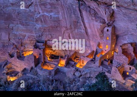 Square Tower House, dem höchsten Klippe Wohnung in Mesa Verde, beleuchtet nur für das zweite mal während der Luminaria Festival in Mesa Verde National P Stockfoto