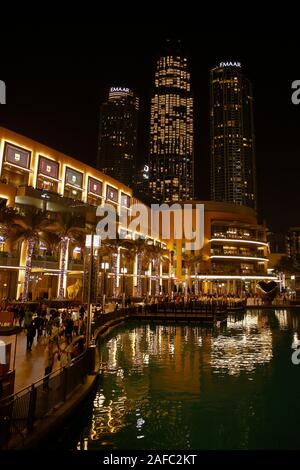 Dubai, VAE - Dubai Mall ist eines der grössten Einkaufszentren der Welt und ist Teil der Innenstadt von Dubai. Nacht ansehen. Stockfoto
