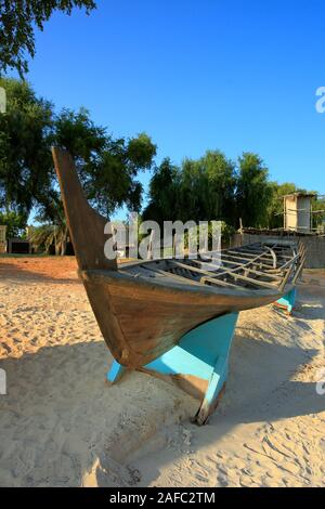 Traditionelles Fischerboot auf Anzeige an der Küste von Dubai Heritage Village. Stockfoto