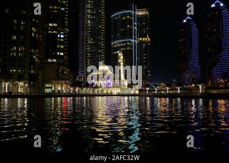 Dubai, VAE - Dubai Mall ist eines der grössten Einkaufszentren der Welt und ist Teil der Innenstadt von Dubai. Nacht ansehen. Stockfoto