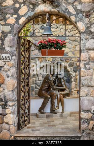 Richard Burton und Elizabeth Taylor Statue am Eingang zu Casa Kimberly in Puerto Vallarta, Jalisco, Mexiko. Stockfoto