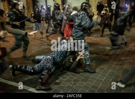 Beirut, Libanon. 14 Dez, 2019. Libanesische Polizisten verhaften ein Demonstrant bei Zusammenstößen in der Nähe der libanesischen Parlament Gebäude. Credit: Marwan Naamani/dpa/Alamy leben Nachrichten Stockfoto