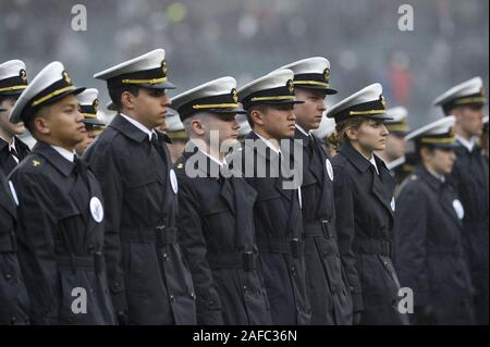 Philadelphia, USA. 14 Dez, 2019. Marine Kadetten Durchführen der März auf, bevor die 120 Army-Navy Spiel bei Lincoln Financial Field in Philadelphia am Samstag, den 14. Dezember 2019. Foto von Derik Hamilton/UPI Quelle: UPI/Alamy leben Nachrichten Stockfoto