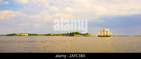 Alte Segelschiff vor dem Hafen von Helsinki in Finnland. Stockfoto