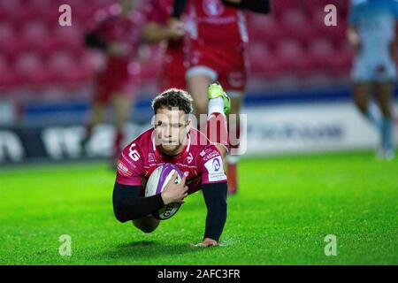 Llanelli, UK. 14. Dezember, 2019. Scarlets Austausch Kieran Hardy Zählt einen Versuch in der Scarlets v Bayonne Challenge Cup Rugby übereinstimmen. Credit: gruffydd Ll. Thomas/Alamy leben Nachrichten Stockfoto