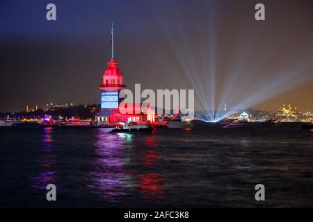 Spektakuläre Lichtshow in Istanbul Bosporus und Maiden's Tower. Feier der Tag der Republik. Istanbul Türkei Stockfoto