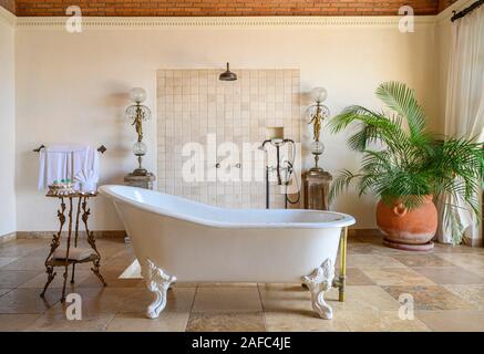 Badewanne und Dusche im Cleopatra Suite Zimmer im Casa Kimberly, Puerto Vallarta, Jalisco, Mexiko. Stockfoto