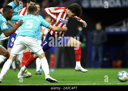 Madrid, Spanien. 14 Dez, 2019. Madrid, Spanien; 14/12/2019. - Fußball der Liga Match 17 Atletico de Madrid gegen Osasuna an der Wanda Metropolitano Stadium statt, in Madrid. Joao Felix (R) Atletico de Madrid Spieler Credit: Juan Carlos Rojas/Picture Alliance | Verwendung weltweit/dpa/Alamy leben Nachrichten Stockfoto