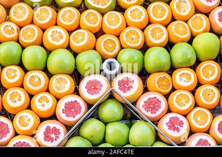 Orange und Apfel Grün gesäumt von Obst. Sitzbank mit dreieckigen Mustern auf. Stockfoto