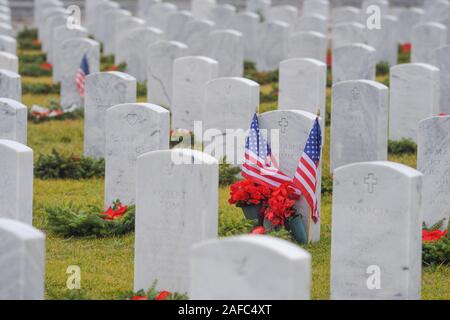 Newtown, United States. 14 Dez, 2019. Grabstätten werden gesehen nach oben während Kränze Kränze über Amerika Samstag, Dezember 14, 2019 in Washington Crossing National Cemetery in Newtown, Pennsylvania. Tausende von Kränze werden jedes Jahr für Kränze über Amerika von Freiwilligen, die sammeln und dann die Kränze an den Gräbern der Veteranen getroffen werden. (Credit: William Thomas Kain/Alamy leben Nachrichten Stockfoto