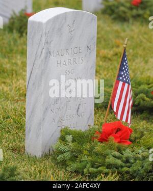 Newtown, United States. 14 Dez, 2019. Grabstätten werden gesehen nach oben während Kränze Kränze über Amerika Samstag, Dezember 14, 2019 in Washington Crossing National Cemetery in Newtown, Pennsylvania. Tausende von Kränze werden jedes Jahr für Kränze über Amerika von Freiwilligen, die sammeln und dann die Kränze an den Gräbern der Veteranen getroffen werden. (Credit: William Thomas Kain/Alamy leben Nachrichten Stockfoto