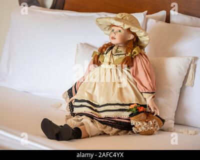 Puppe auf dem Bett in Virginia Suite Zimmer im Casa Kimberly, Puerto Vallarta, Jalisco, Mexiko. Stockfoto